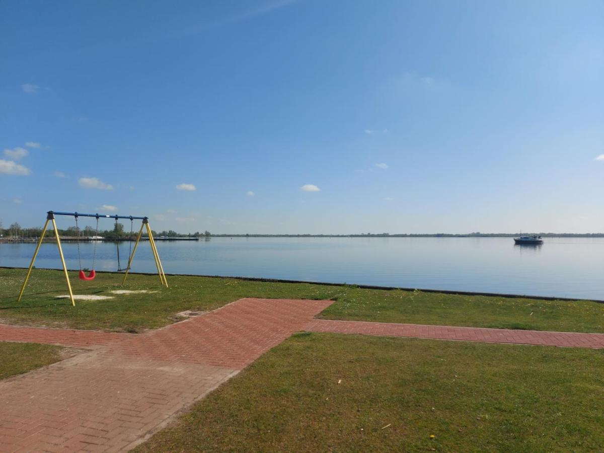 Us Twadde Plakje Op Vakantiepark Bergumermeer Suameer Exterior photo